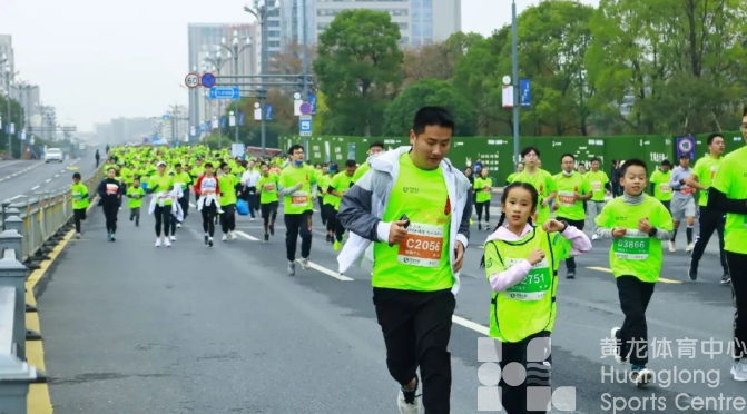 2022衢州马拉松鸣枪开跑，“济公”“八戒”都来了！(图3)