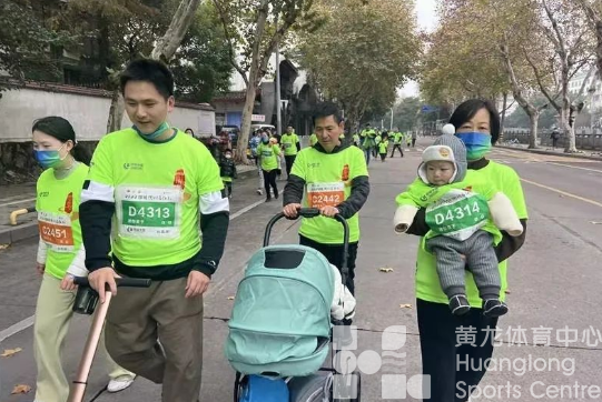 2022衢州马拉松鸣枪开跑，“济公”“八戒”都来了！(图4)