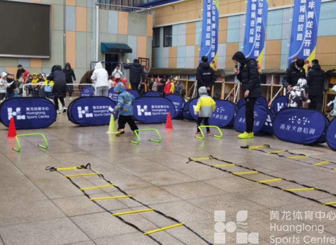 腾讯新闻——共享足球乐趣！2022年黄龙公开课走进翠苑第二幼儿园(图2)