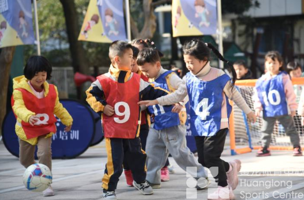 “我也是冠军！”黄龙公开课在闻裕顺幼儿园举行友好运动会(图2)