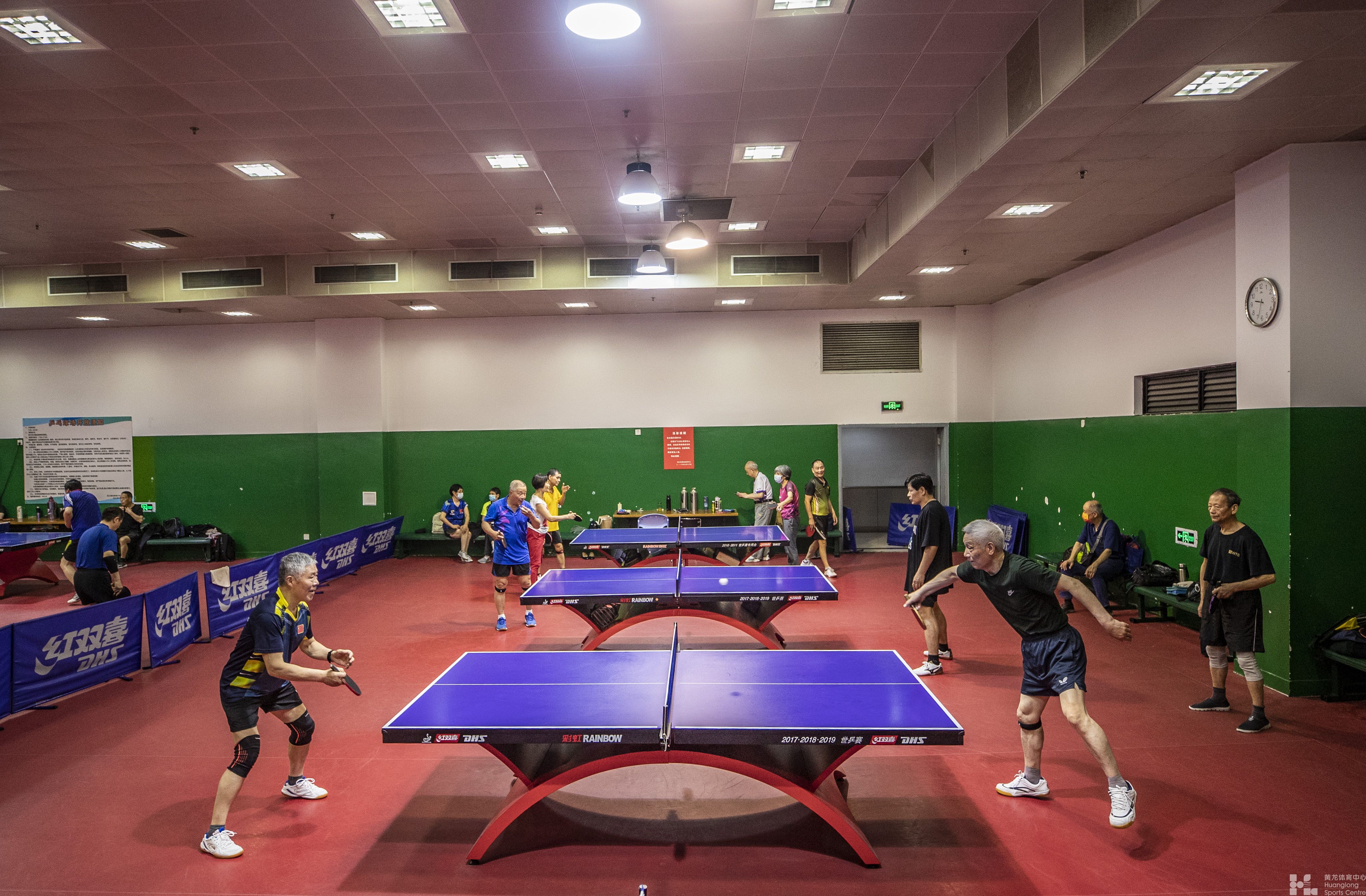 运动馆里乒乓响，此处“古稀”可不稀——看“夕阳红”点亮黄龙体育中心(图2)