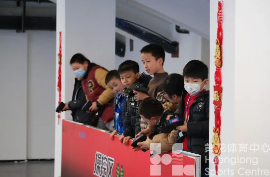 有些人还在烦恼去哪里看烟花,这些小伢儿已经在亚运场馆“闹”上了!(图2) 有些人还在烦恼去哪里看烟花,这些小伢儿已经在亚运场馆“闹”上了!(图2)