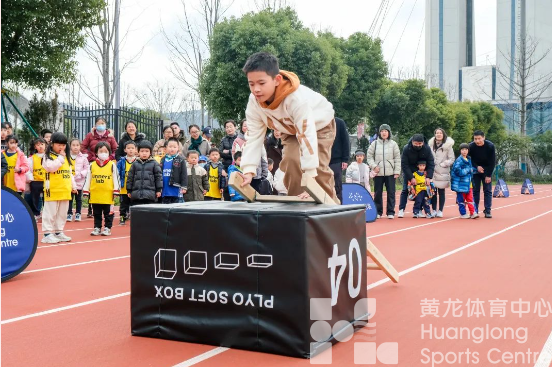 有些人还在烦恼去哪里看烟花,这些小伢儿已经在亚运场馆“闹”上了!(图4) 有些人还在烦恼去哪里看烟花,这些小伢儿已经在亚运场馆“闹”上了!(图4)
