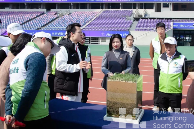 看！黄龙体育中心掀起了一股“学雷锋”的热潮(图3)