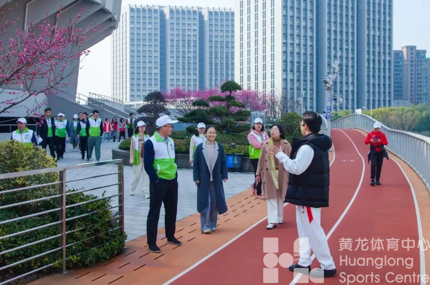 看！黄龙体育中心掀起了一股“学雷锋”的热潮(图4)