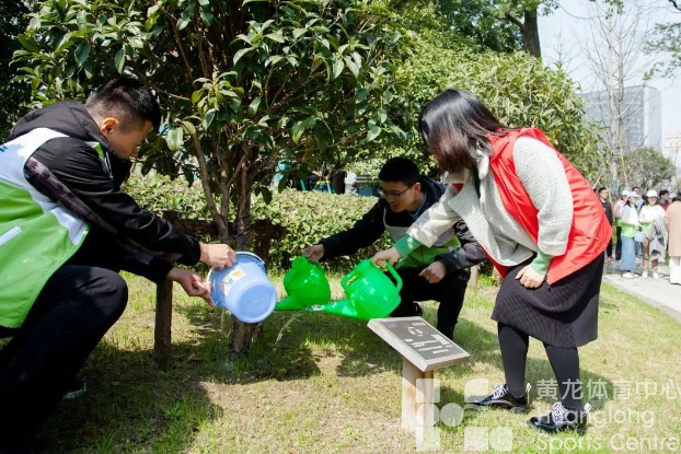 看！黄龙体育中心掀起了一股“学雷锋”的热潮(图7)