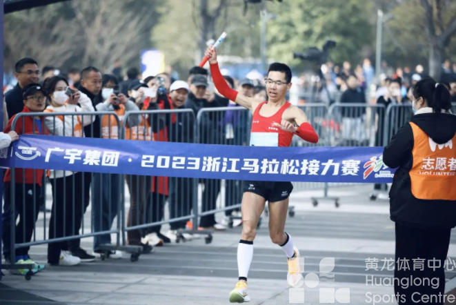 春日最靓的风景线，浙江马拉松接力赛在“最美跑道”开跑(图2)