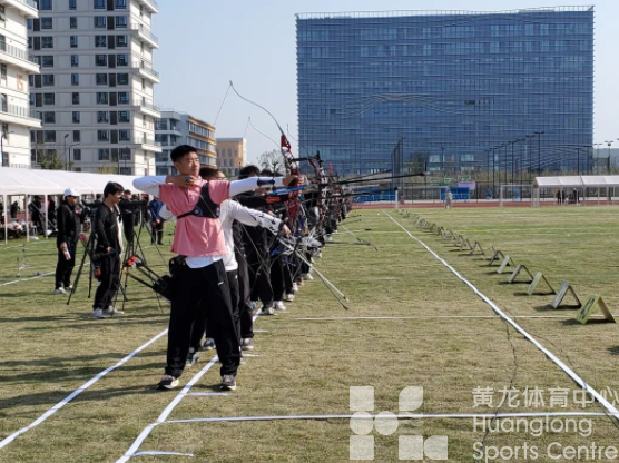 高校操场上“万箭齐发”，省青少年射箭冠军赛开赛(图1)