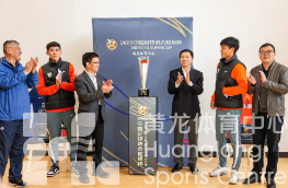 足协超级杯 | 超级杯奖杯什么样？竟被他们先看到了！(图3)