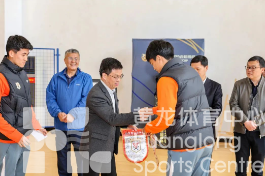 足协超级杯 | 超级杯奖杯什么样？竟被他们先看到了！(图4)