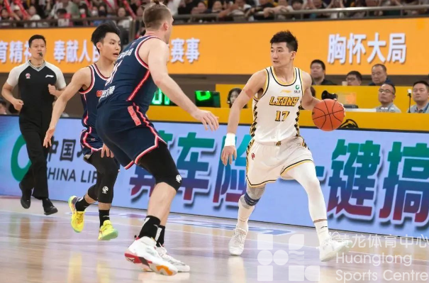 跟黄龙看CBA | 热血澎湃的篮球赛，在电影里也在黄龙体育馆(图4)