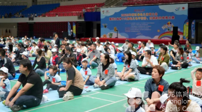 坐在地上的比赛，电子百拼、创意积木搭出亲子乐趣(图2)