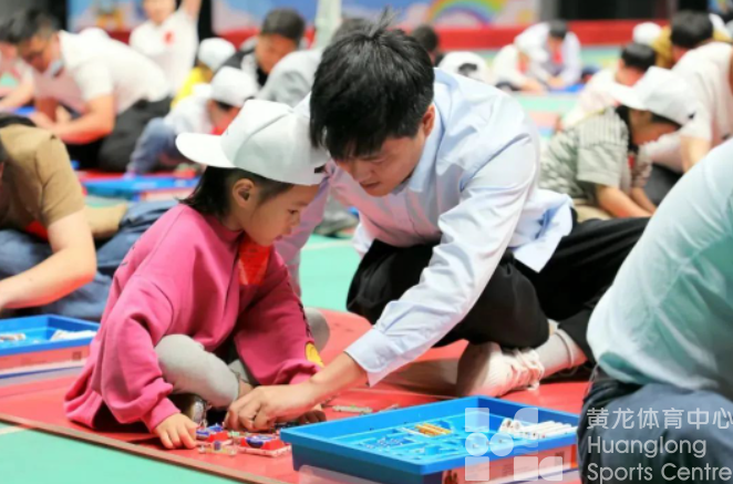 坐在地上的比赛，电子百拼、创意积木搭出亲子乐趣(图3)