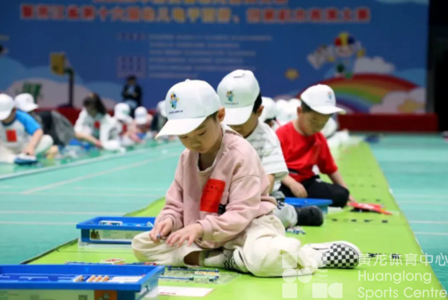 坐在地上的比赛，电子百拼、创意积木搭出亲子乐趣(图4)