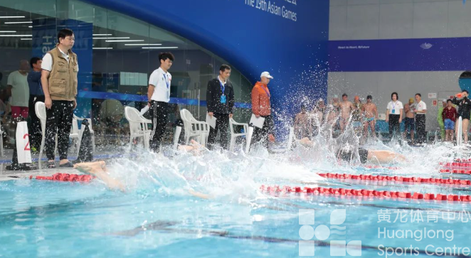 2023年第五届“全民健身”冬泳比赛在黄龙开赛！选手表示：泳池天花板(图2)