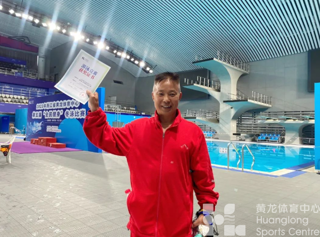 2023年第五届“全民健身”冬泳比赛在黄龙开赛！选手表示：泳池天花板(图5)