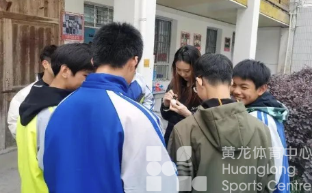 体育助力乡村振兴！乒乓球世界冠军指导，孩子们收获满满(图3)