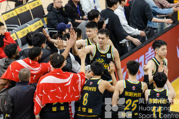 来黄龙看CBA | 主场三连胜!10号再开两场门票!还有万元健身大礼包等你来领(图4) 来黄龙看CBA | 主场三连胜!10号再开两场门票!还有万元健身大礼包等你来领(图4)