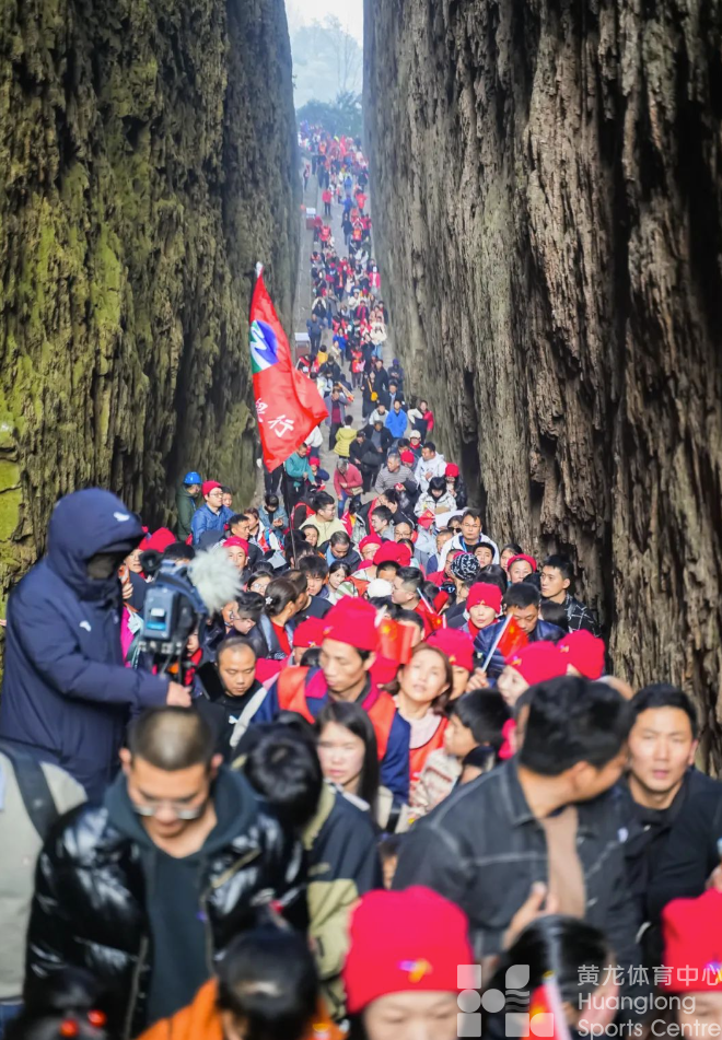 登高祈福“动”新年,江郎山2024的第一缕阳光别样耀眼(图3) 登高祈福“动”新年,江郎山2024的第一缕阳光别样耀眼(图3)