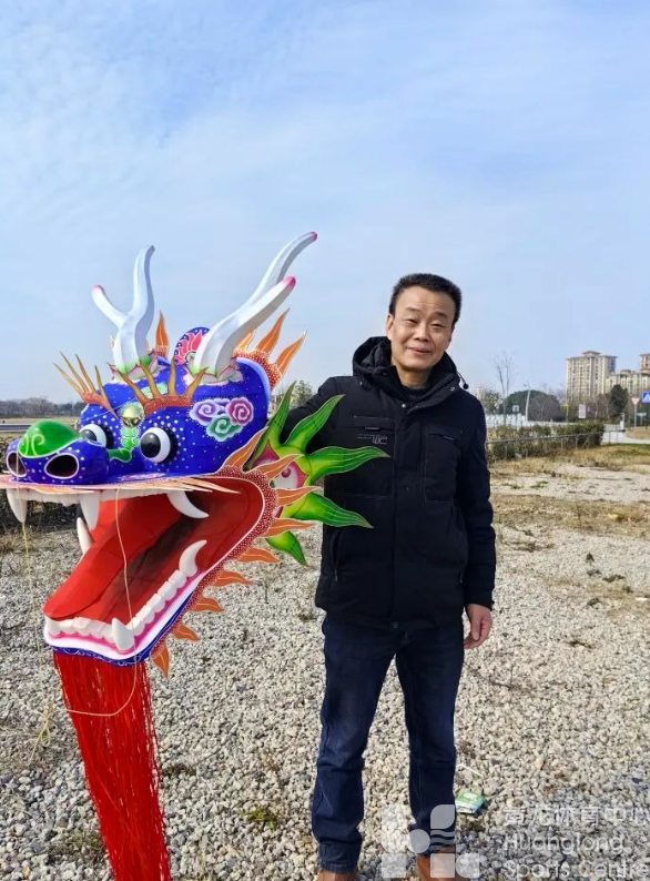 看！天上飞着45米长的“荷花龙龙串”风筝(图2)