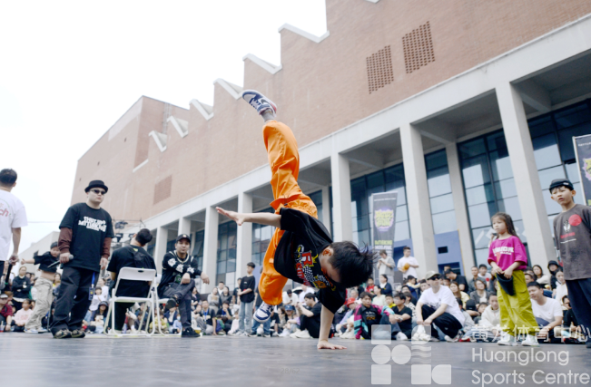 国内外街舞选手同台竞技争霸“舞林”(图2) 国内外街舞选手同台竞技争霸“舞林”(图2)