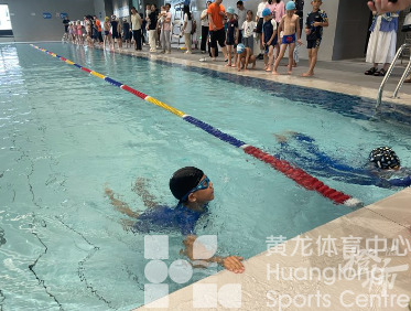 都市快报——防溺水、学游泳！2024年“黄龙公开课”公益活动走进余杭区天空之城小学 ​(图2)