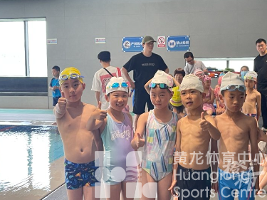 都市快报——防溺水、学游泳！2024年“黄龙公开课”公益活动走进余杭区天空之城小学 ​(图3)