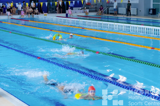 套着泳圈也能参加游泳比赛？今早黄龙泳池的这一幕很温馨~(图4)