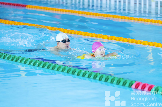 和孩子一起参加一场比赛，2024年黄龙体育中心亲子游泳赛欢乐开游(图2)
