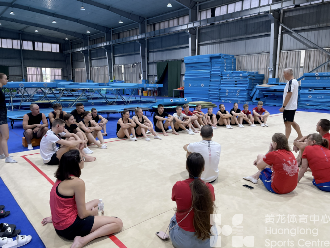 中俄两国运动员同台“蹦”技,为全运会蓄力(图2) 中俄两国运动员同台“蹦”技,为全运会蓄力(图2)