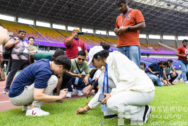 球场投篮、羽毛球场挥拍……这群来到黄龙的外国友人玩得不亦乐乎(图2)