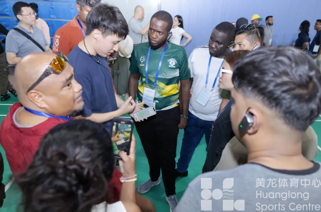 球场投篮、羽毛球场挥拍……这群来到黄龙的外国友人玩得不亦乐乎(图4)