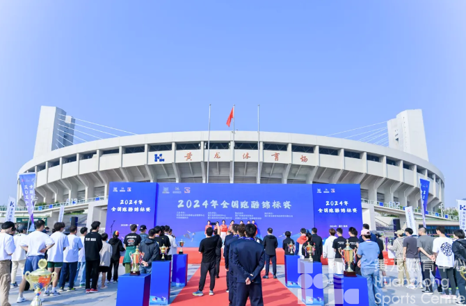 91岁还能打球！年轻人直接“飞”上天……今天的黄龙有点意思(图6)