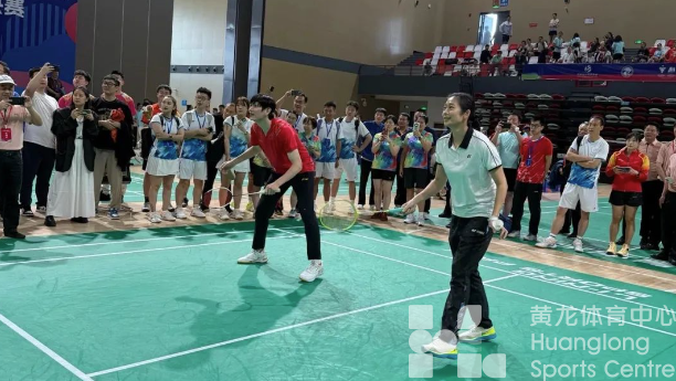 鲍春来王琳现身,全国职工羽毛球联赛总决赛江山开幕(图3) 鲍春来王琳现身,全国职工羽毛球联赛总决赛江山开幕(图3)
