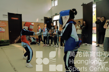 都市快报——棒球、橄榄球、击剑一次体验过瘾!2024年黄龙公开课走进小营巷小学(图3) 都市快报——棒球、橄榄球、击剑一次体验过瘾!2024年黄龙公开课走进小营巷小学(图3)