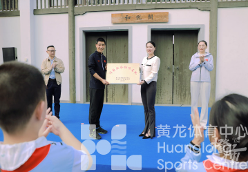 都市快报——棒球、橄榄球、击剑一次体验过瘾!2024年黄龙公开课走进小营巷小学(图2) 都市快报——棒球、橄榄球、击剑一次体验过瘾!2024年黄龙公开课走进小营巷小学(图2)