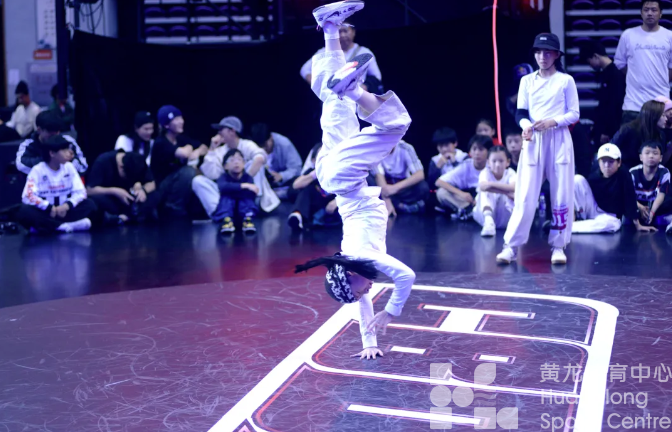 全国“舞王”齐聚一堂,后起之秀大饱眼福(图3) 全国“舞王”齐聚一堂,后起之秀大饱眼福(图3)