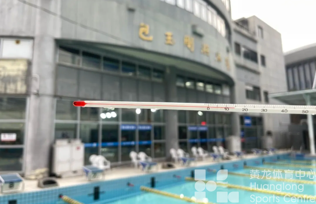 水温不到15度！今早这个比赛很“冻”人(图1)