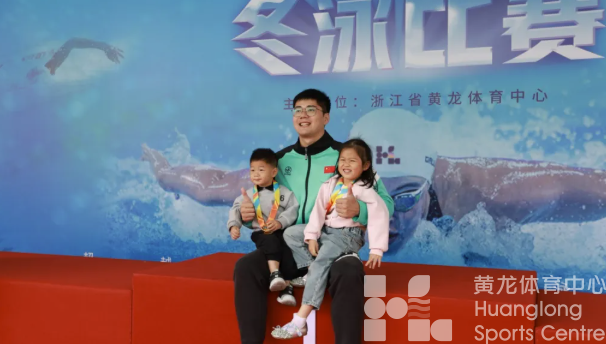 水温不到15度！今早这个比赛很“冻”人(图9)