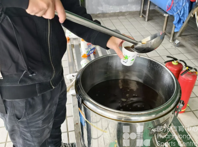 水温不到15度！今早这个比赛很“冻”人(图8)