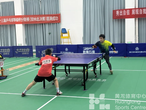 不分年龄，不论性别，这场古镇乒乓球赛上演“无差别”决斗(图2)