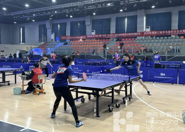 不分年龄，不论性别，这场古镇乒乓球赛上演“无差别”决斗(图3)