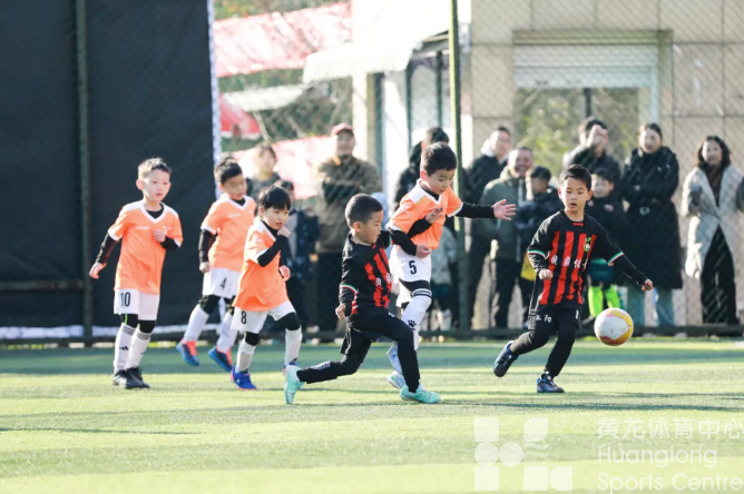 近百位足球少年争夺“小小足球王”，有人一场能进八球(图2)