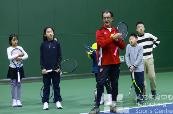 黄龙学员还有这种福利：西班牙马德里网球协会主席指导打球！(图2)
