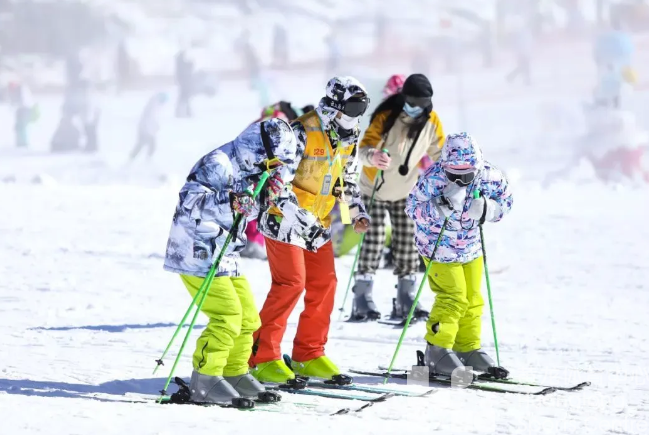 从小众运动到大众消费,浙江冰雪季带动户外“热消费”(图2) 从小众运动到大众消费,浙江冰雪季带动户外“热消费”(图2)