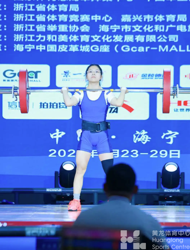 举重赛场搬进海宁皮革城，市民边观赛边“扫货”(图2)