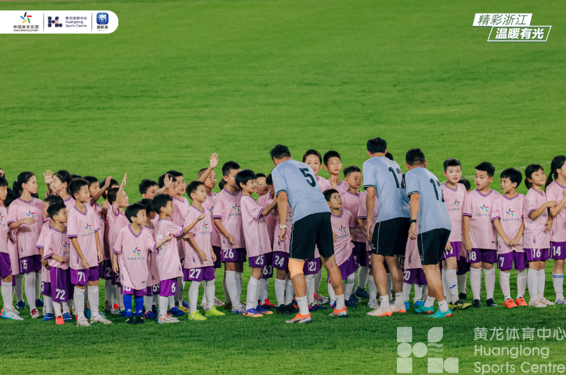 头一次！黄龙体育场上演足球百人大战(图1)