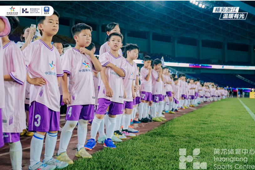 头一次！黄龙体育场上演足球百人大战(图2)