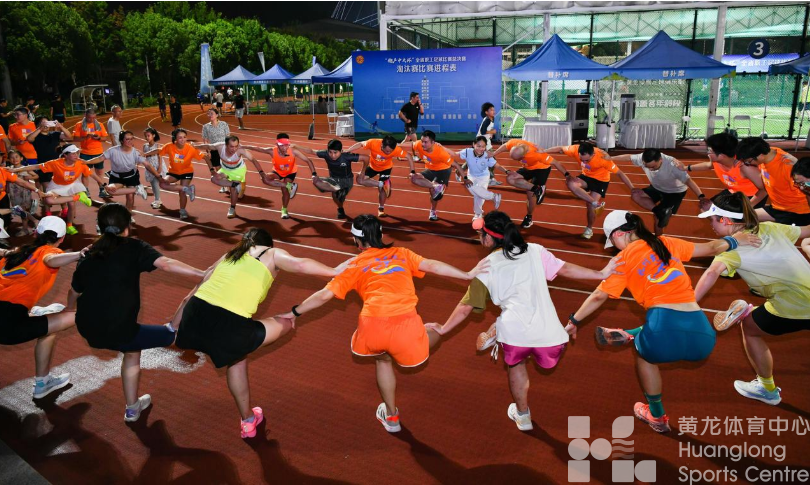 潮新闻——黄龙室外田径场夜跑人气爆棚, 跑友:热度堪比“跑步胜地”上海卢湾体育场(图2) 潮新闻——黄龙室外田径场夜跑人气爆棚, 跑友:热度堪比“跑步胜地”上海卢湾体育场(图2)