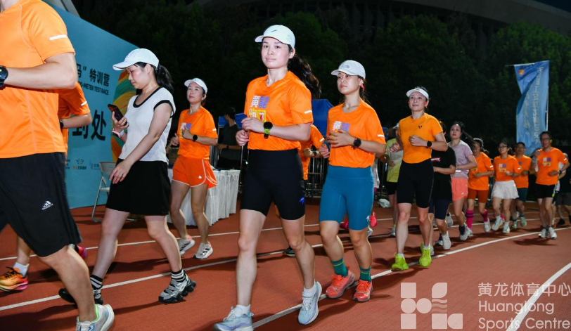 潮新闻——黄龙室外田径场夜跑人气爆棚, 跑友:热度堪比“跑步胜地”上海卢湾体育场(图3) 潮新闻——黄龙室外田径场夜跑人气爆棚, 跑友:热度堪比“跑步胜地”上海卢湾体育场(图3)